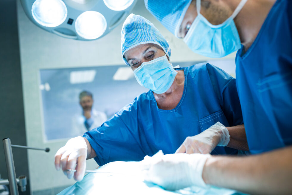 surgeons-performing-operation-operation-room-980x653.jpg